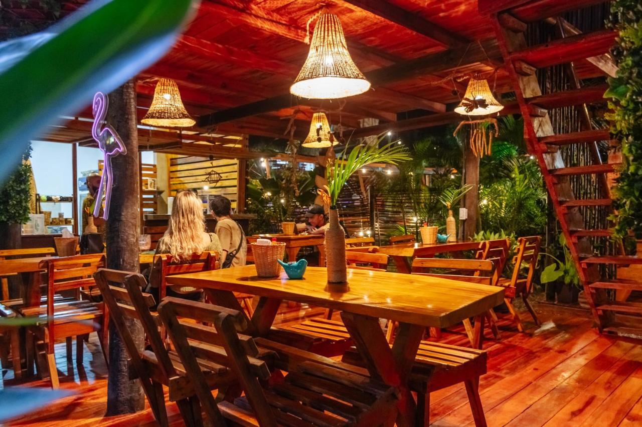 El Zoo Hostel, Bar & Pool Palomino Exterior photo