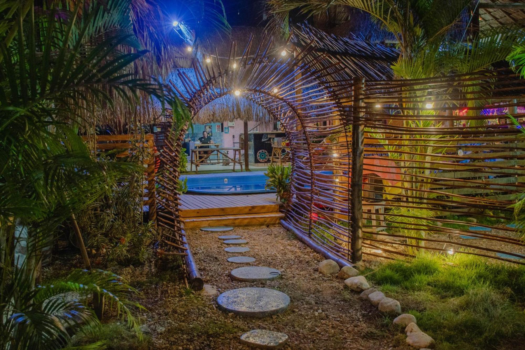 El Zoo Hostel, Bar & Pool Palomino Exterior photo